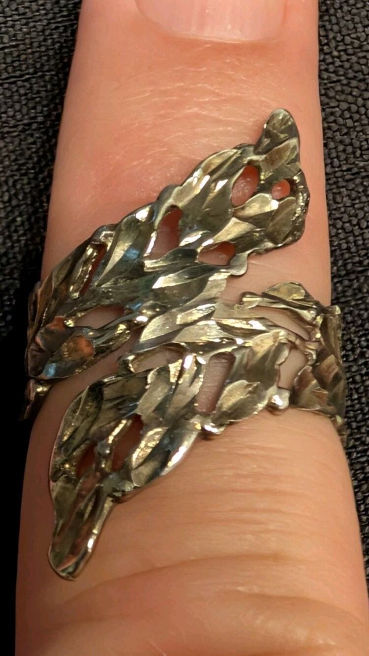 Vintage Sterling Silver Diamond Cut Leaf Bypass Ring Size 6.5 Weighs 3.54g